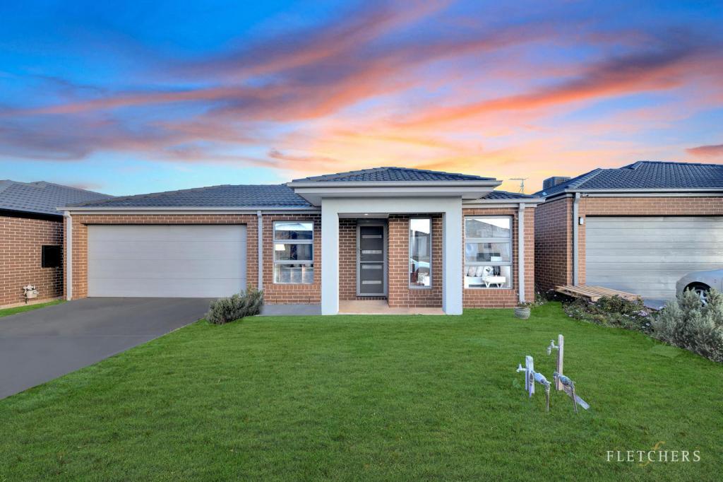 8 Corbet St, Melton South, VIC 3338