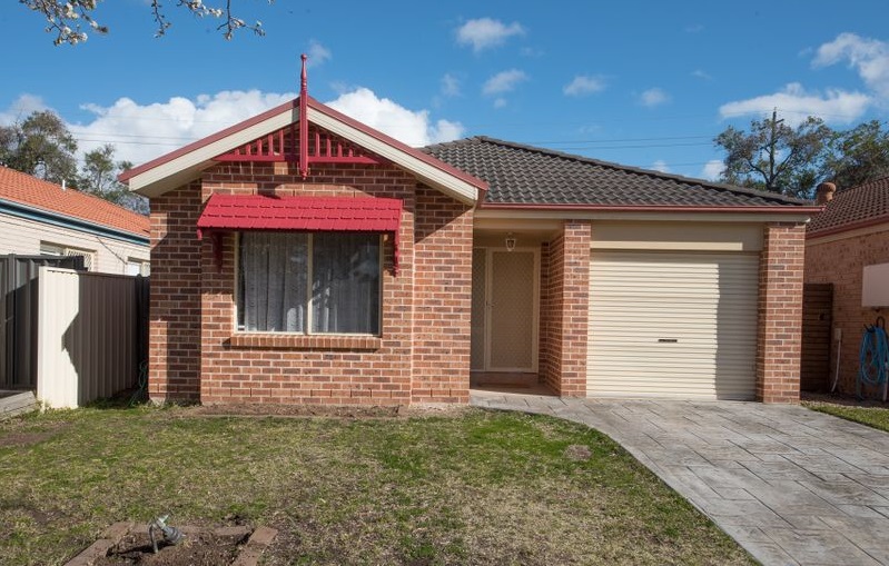 4 Sandover Ct, Wattle Grove, NSW 2173