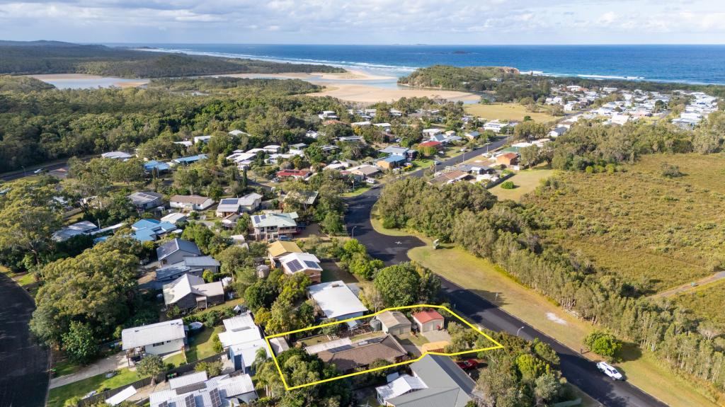9 FLAHERTY ST, RED ROCK, NSW 2456