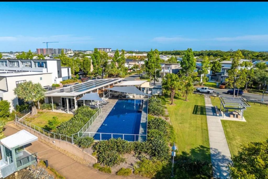 8 MAYFAIR LANE, HOPE ISLAND, QLD 4212