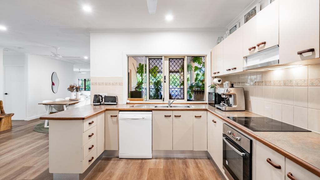 4 Trappes Ct, Mooroobool, QLD 4870