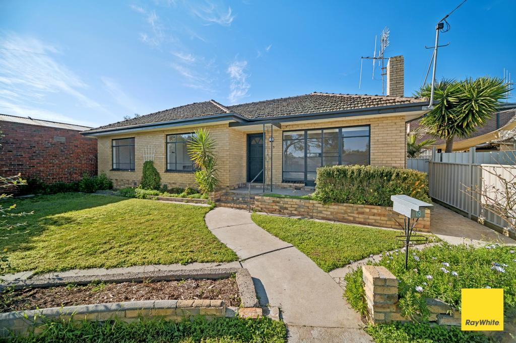 5 Broad Ct, Kangaroo Flat, VIC 3555