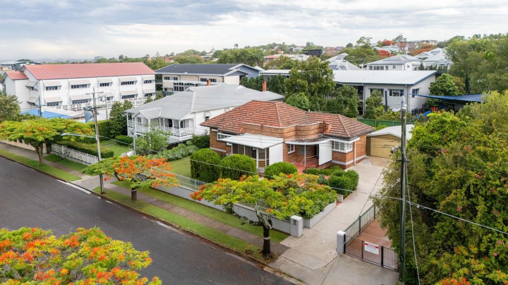 27 ROSEBY AVE, CLAYFIELD, QLD 4011