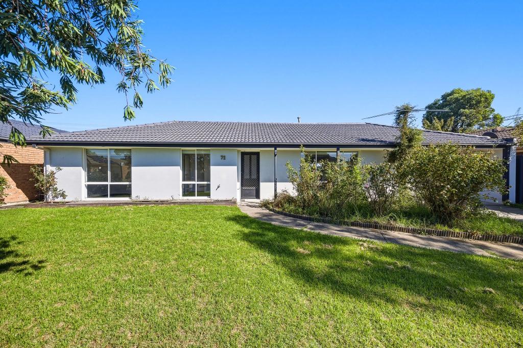 71 Gipps Cres, Cranbourne North, VIC 3977