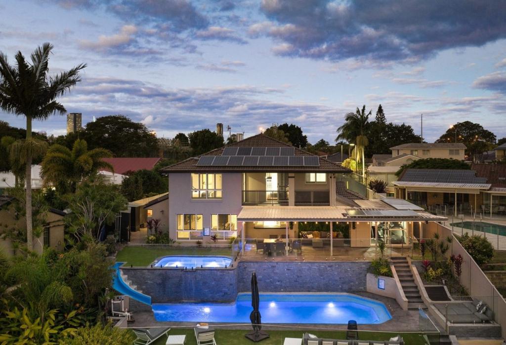 4 SAXONVALE TCE, MERMAID WATERS, QLD 4218