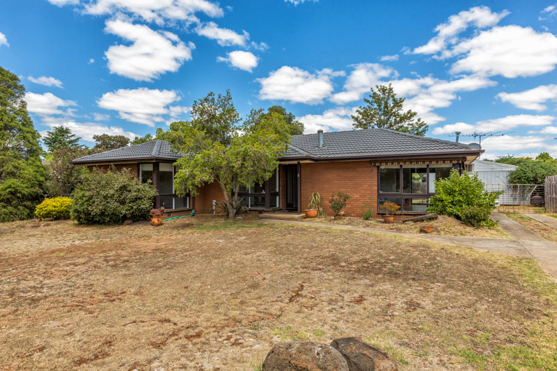 2 SHALIMAR PL, MELTON WEST, VIC 3337