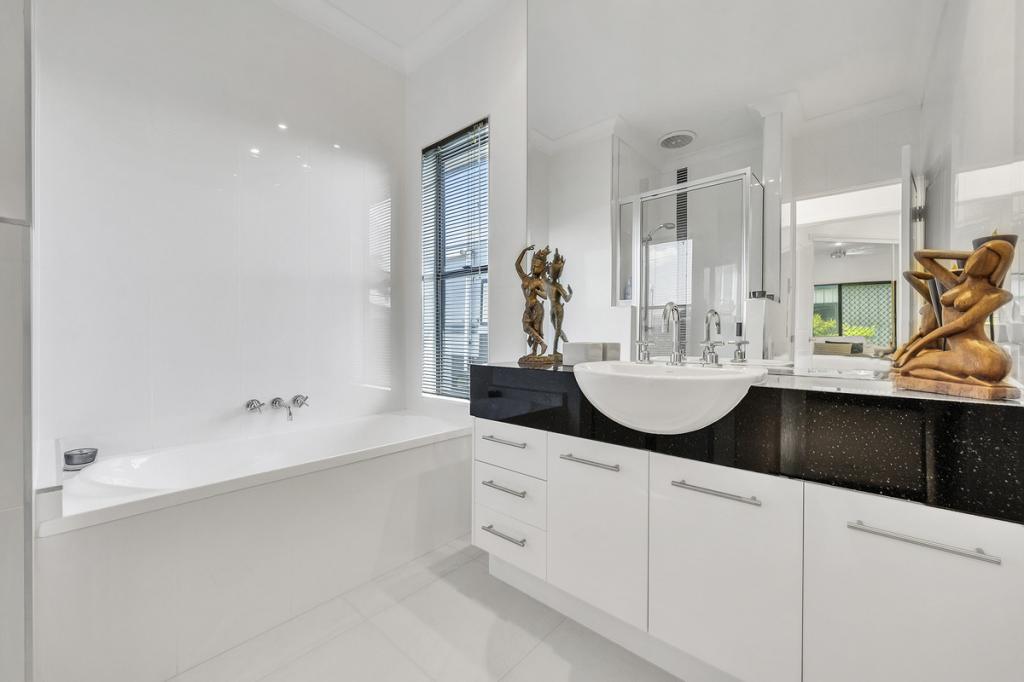 38 Victor Ave, Glenella, QLD 4740