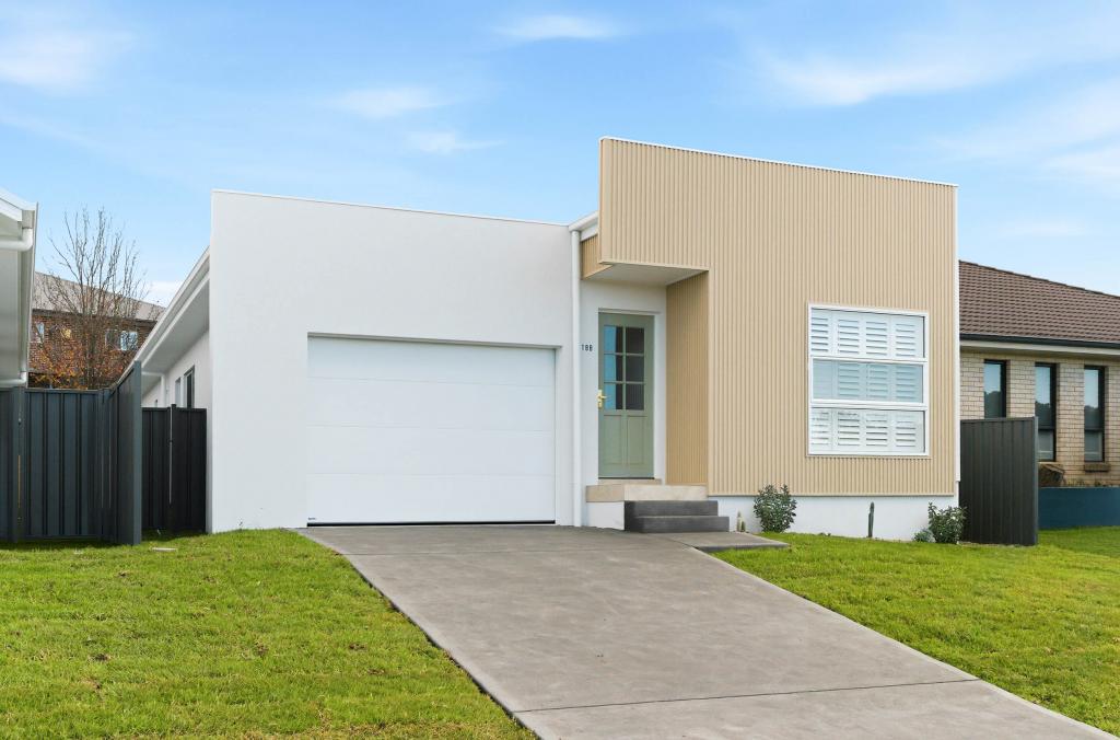 18b Barry Cres, Goulburn, NSW 2580