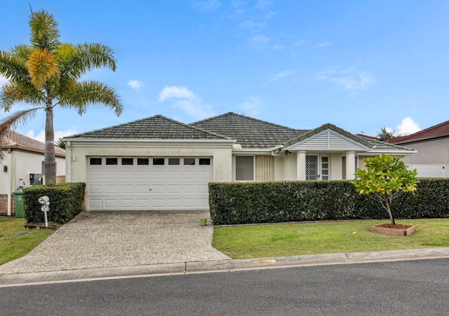 4 Leighanne Cres, Arundel, QLD 4214