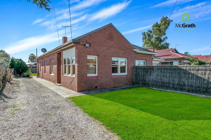 8 Lawrence Ave, Woodville South, SA 5011