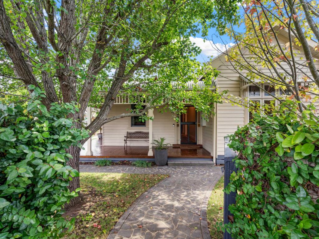 66 Mount Napier Rd, Hamilton, VIC 3300