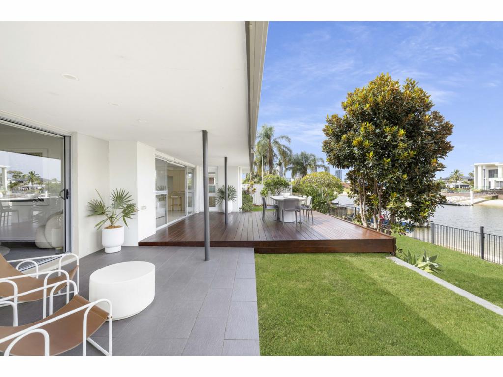 25 Beverley Cres, Broadbeach Waters, QLD 4218