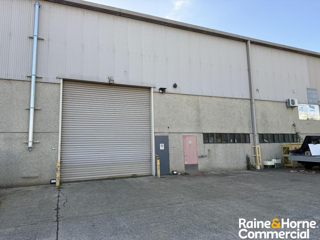 2/11 AERO RD, INGLEBURN, NSW 2565