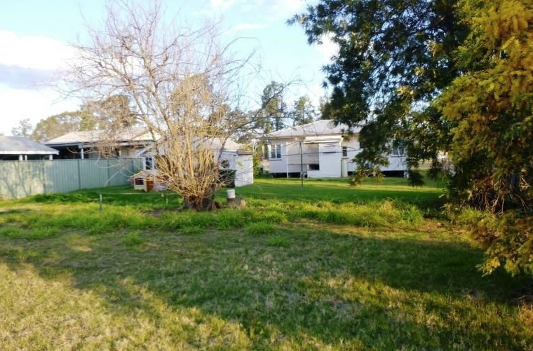 11 Eleanor St, Miles, QLD 4415