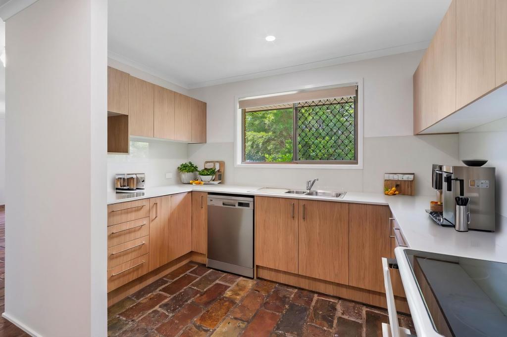 10 Lisa St, Redland Bay, QLD 4165