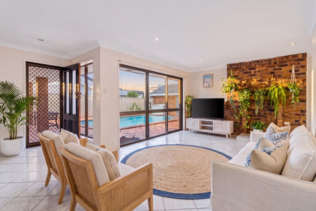 22 Firmin Ct, Mermaid Waters, QLD 4218