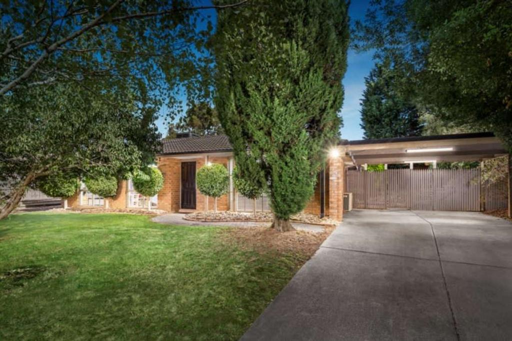 17 Erskine Dr, Rowville, VIC 3178
