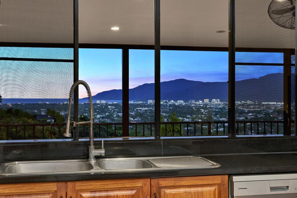 5 Richmond Ct, Mooroobool, QLD 4870