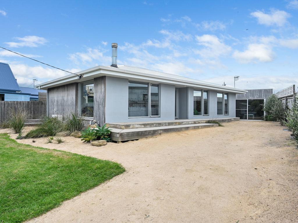 18 SINGLETON ST, PORT FAIRY, VIC 3284