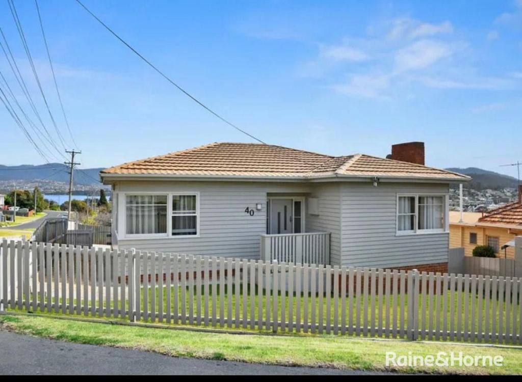 40 Loatta Rd, Lindisfarne, TAS 7015