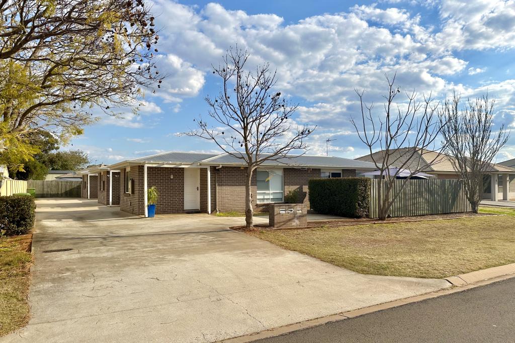 2/4 CLIVE ST, OAKEY, QLD 4401