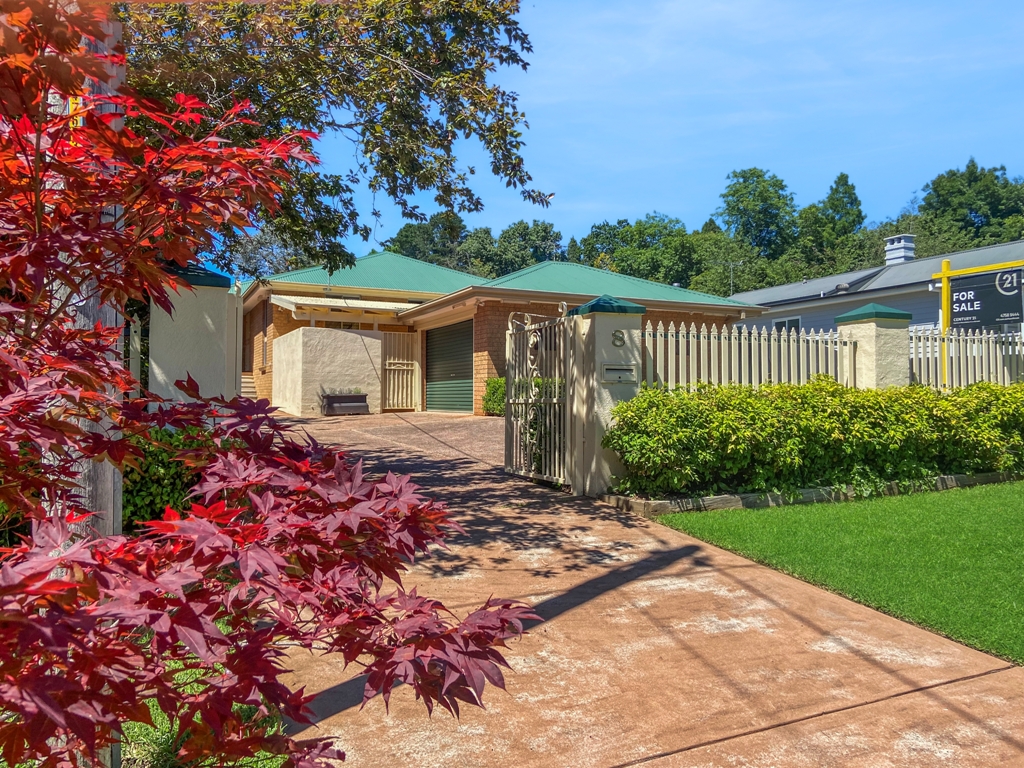 8 LYLE ST, WENTWORTH FALLS, NSW 2782