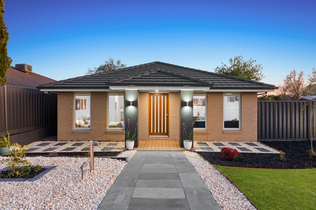 136 BELLEVUE DR, BERWICK, VIC 3806