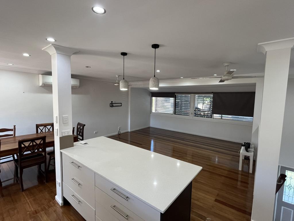 208 Broadwater Rd, Mansfield, QLD 4122