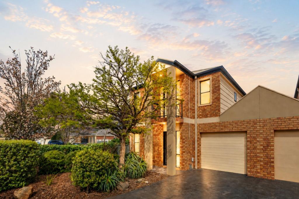 1/8 Lauffre Walk, Caroline Springs, VIC 3023