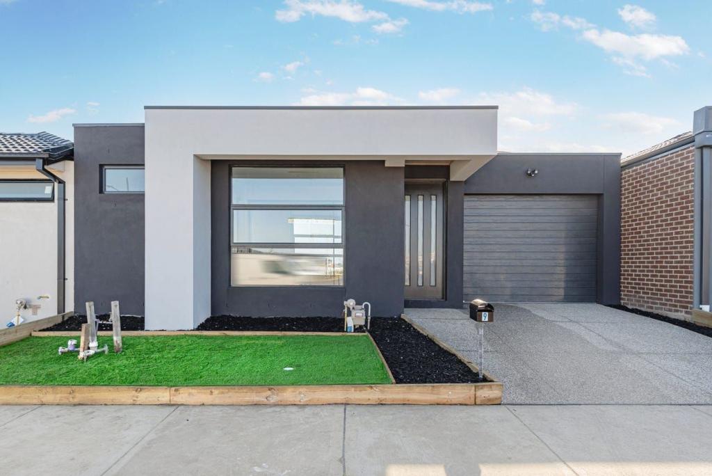 9 HUTCH AVE, DONNYBROOK, VIC 3064