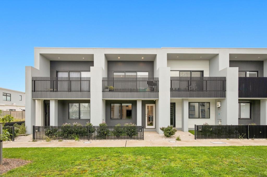 8 Deyrolle Walk, Clyde North, VIC 3978
