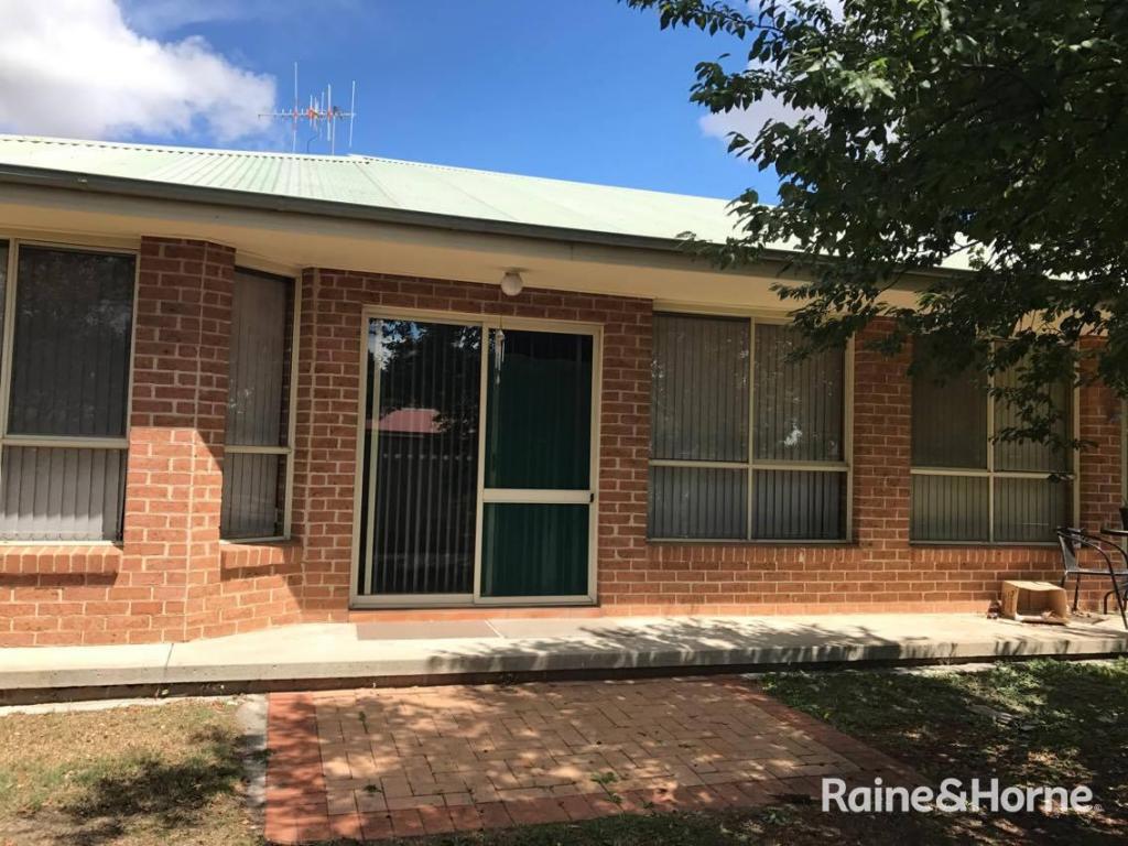 2/4 Strathaird Lane, Goulburn, NSW 2580