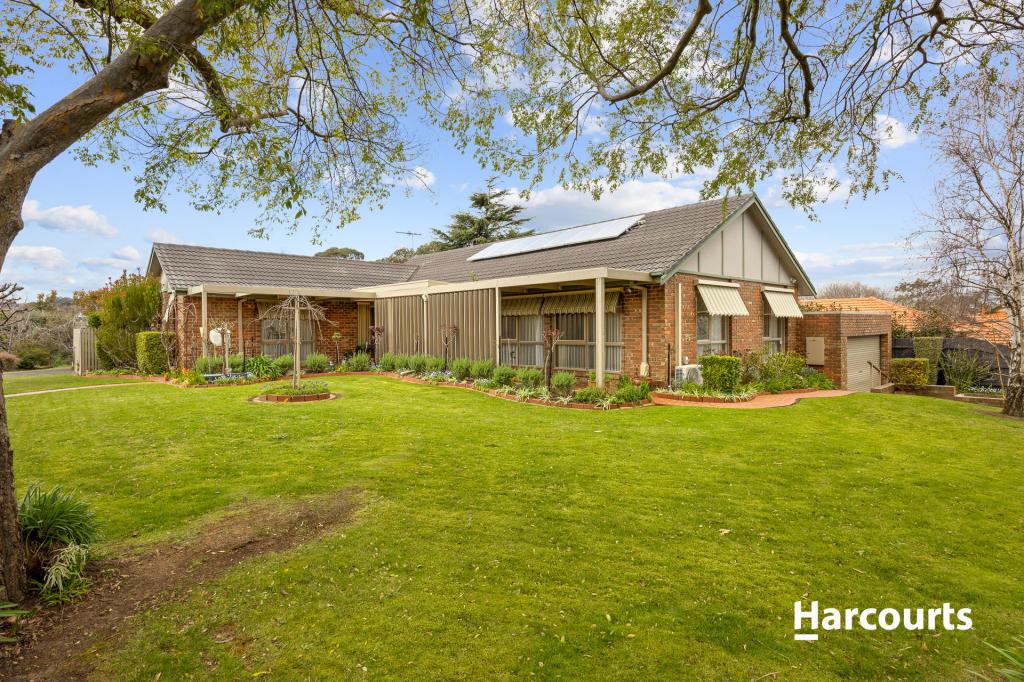 8 TENANDRA CT, BERWICK, VIC 3806