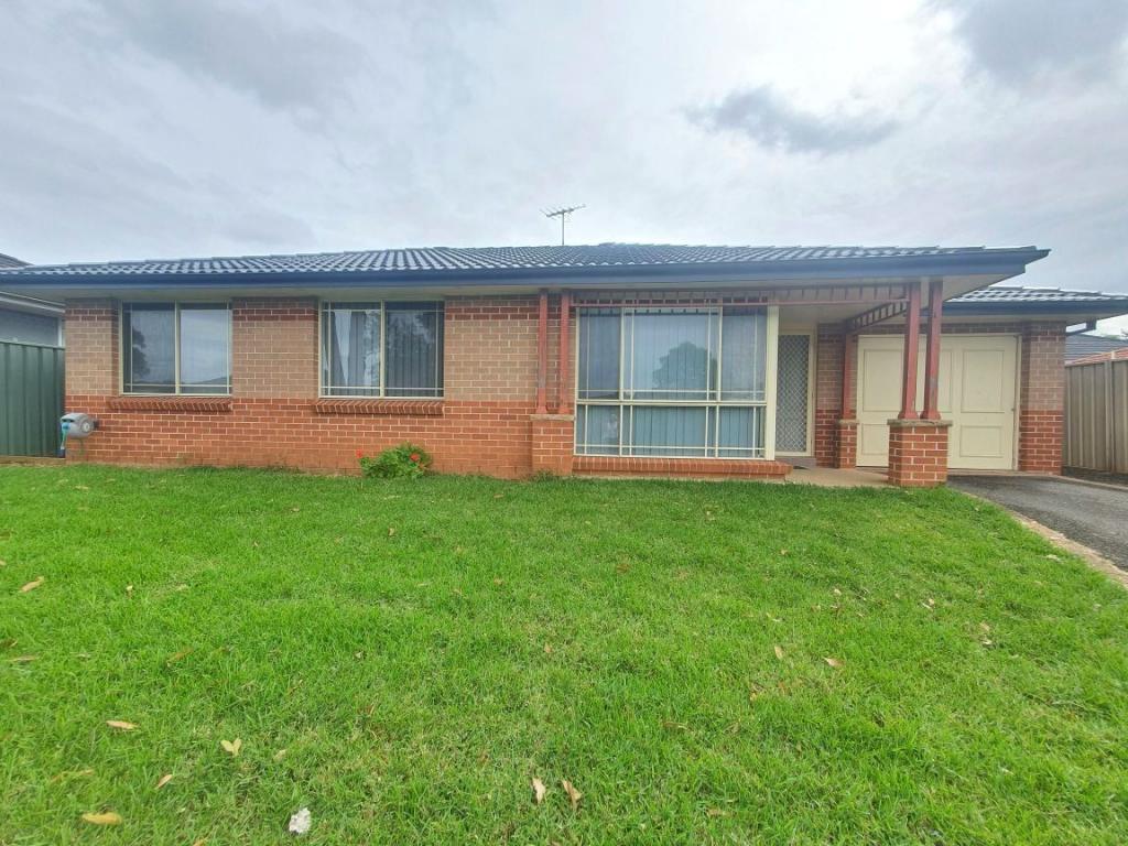 16 Tamworth Cres, Hoxton Park, NSW 2171