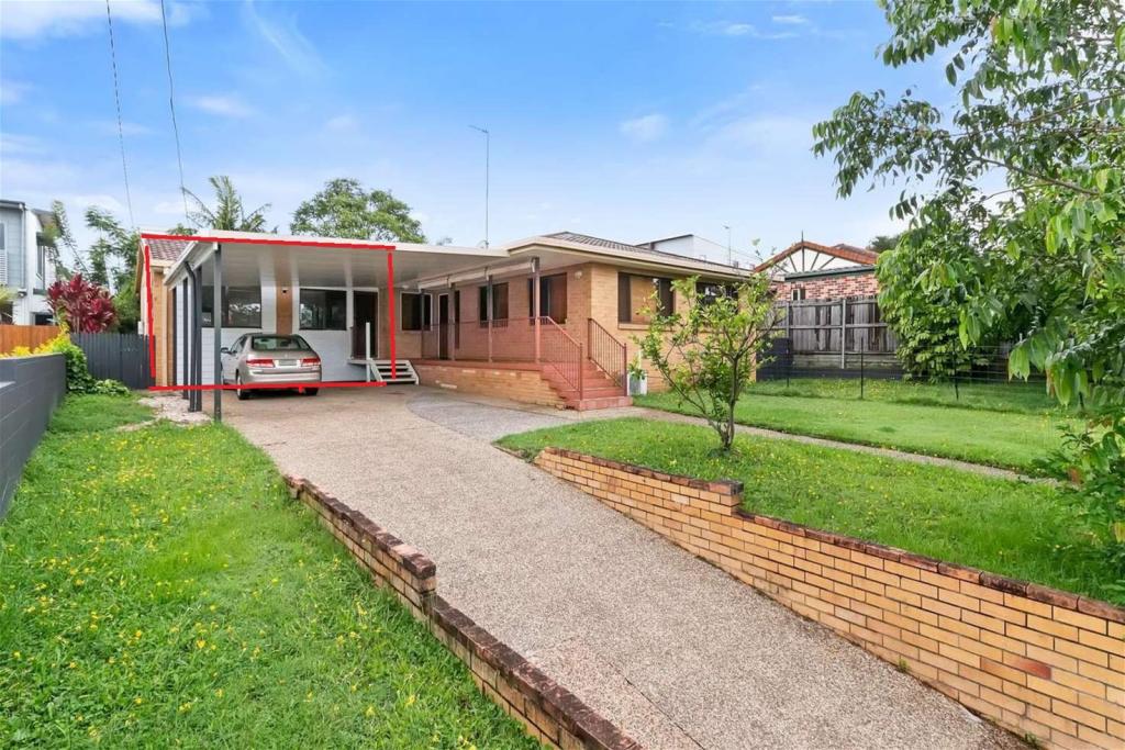 2/129 Falconer St, Southport, QLD 4215