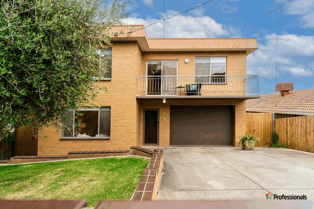 32 VALLEY CRES, GLENROY, VIC 3046