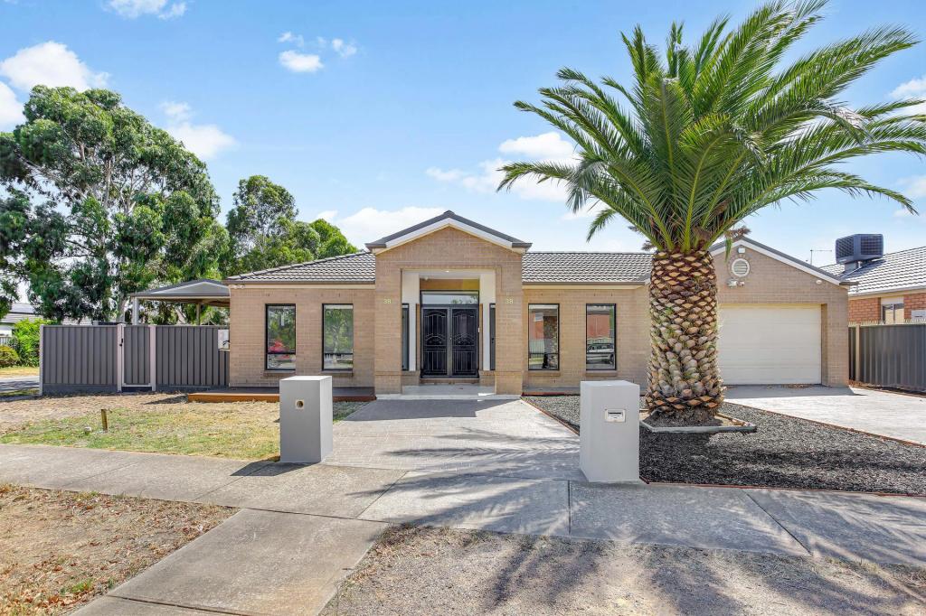 38 Heysen Pkwy, Caroline Springs, VIC 3023