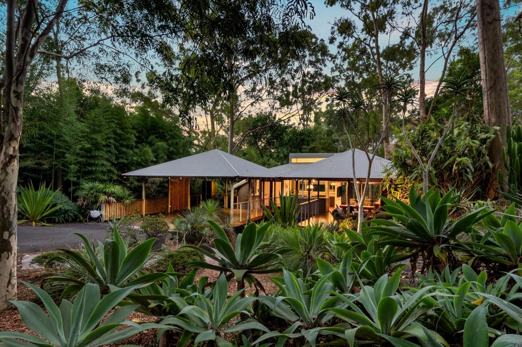 18 Ludlow St, Chapel Hill, QLD 4069