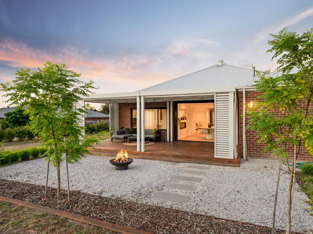 18 Maple Tree Bvd, Mansfield, VIC 3722