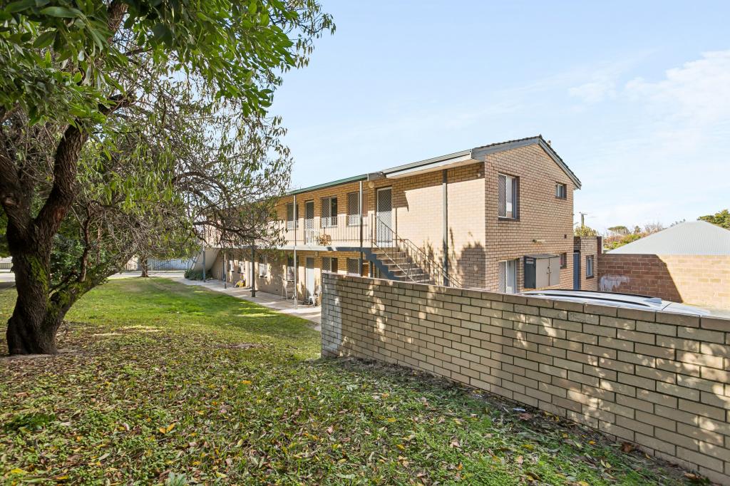 1 SUNBURY RD, BURSWOOD, WA 6100