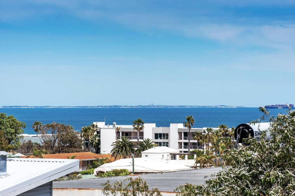 3/6 Nautilus Pl, Scarborough, WA 6019
