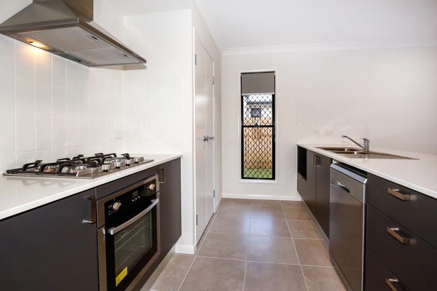 15 Peak Cct, Cosgrove, QLD 4818