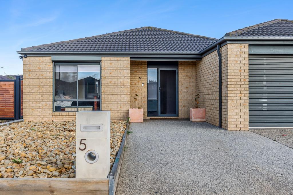 5 BORROWDALE RD, HARKNESS, VIC 3337
