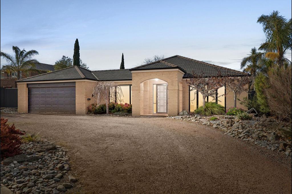 70 Hindmarsh Dr, Manor Lakes, VIC 3024
