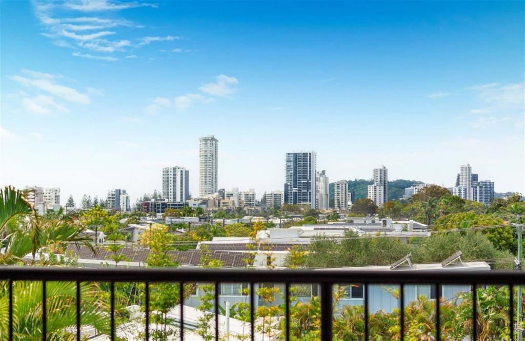 60 Hillcrest Pde, Miami, QLD 4220