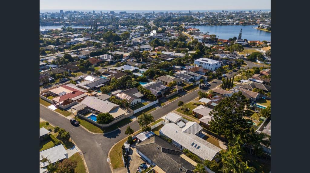 6 Wayfarer Ave, Mermaid Waters, QLD 4218
