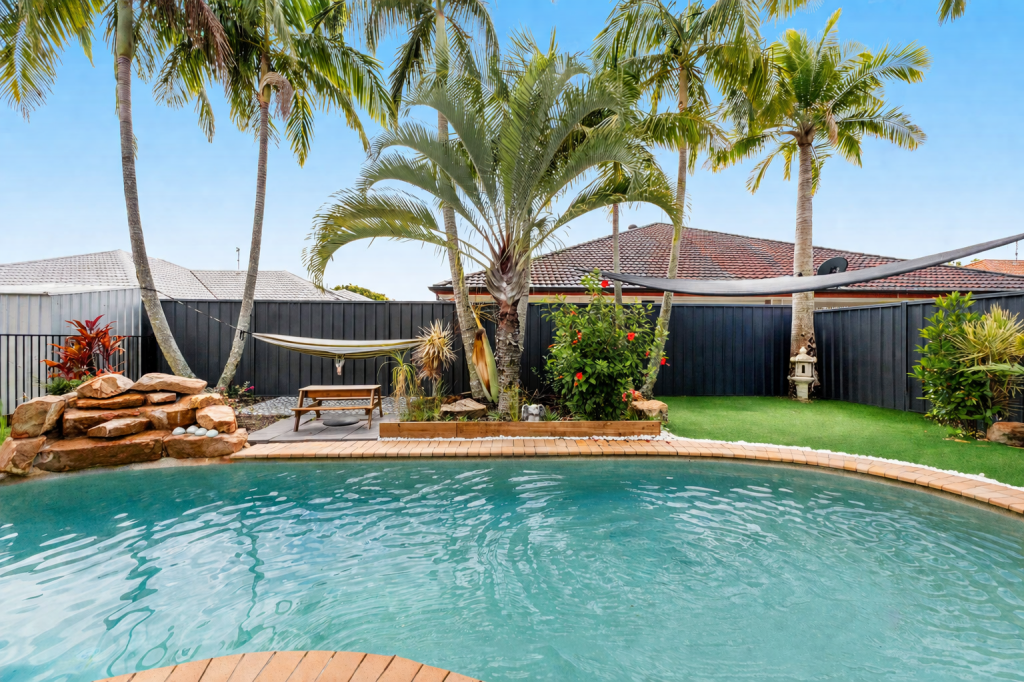 15 PEMBROKE CRES, SIPPY DOWNS, QLD 4556
