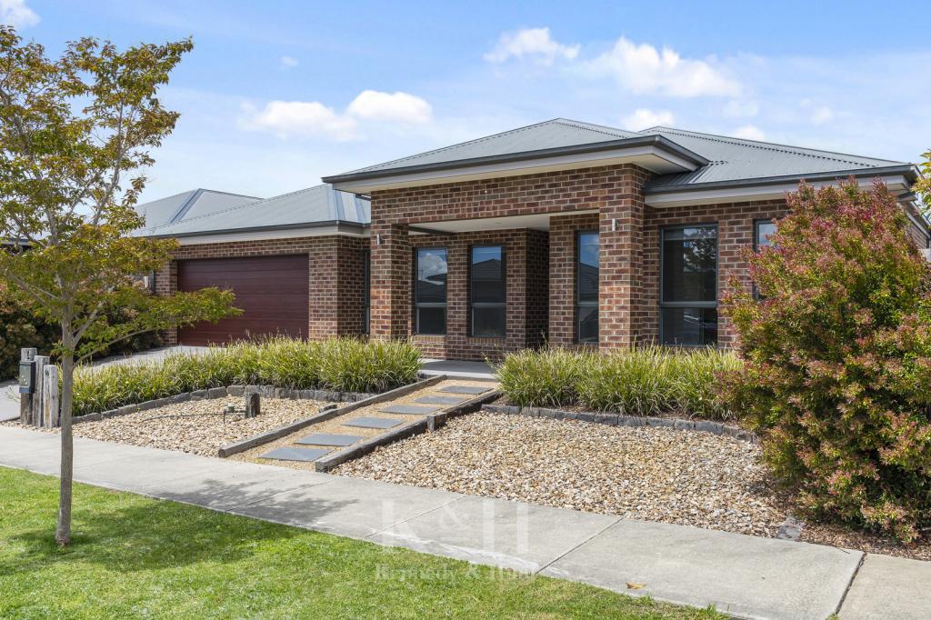 16 BUCKLAND BVD, GISBORNE, VIC 3437