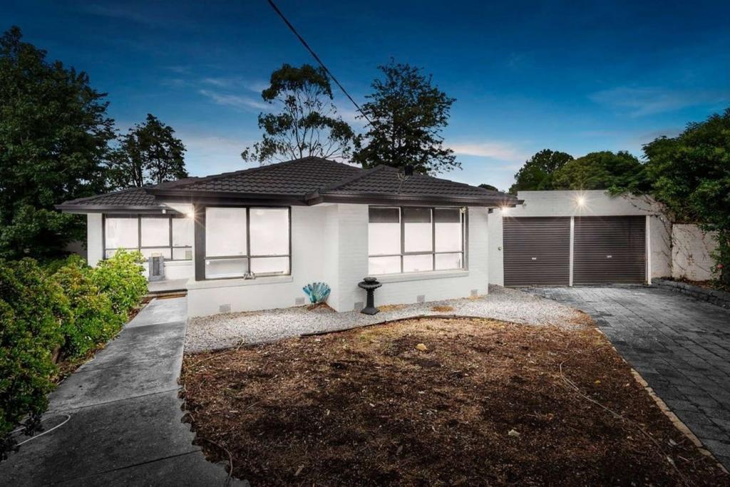 8 Jeffrey Gr, Bayswater, VIC 3153