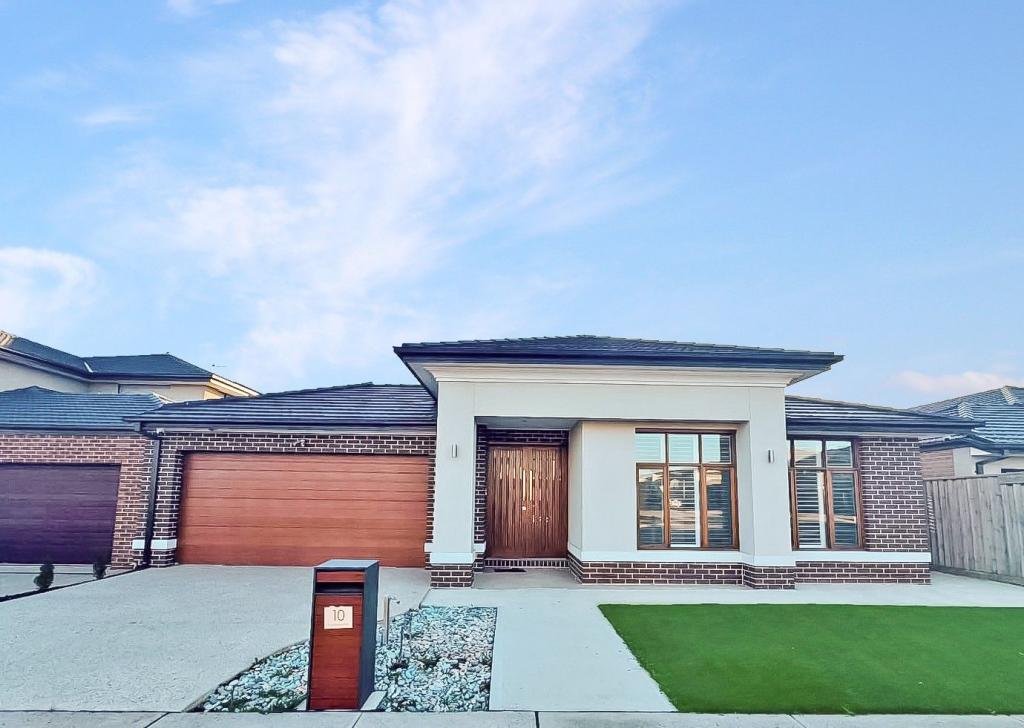 10 Crosswater Bvd, Clyde North, VIC 3978